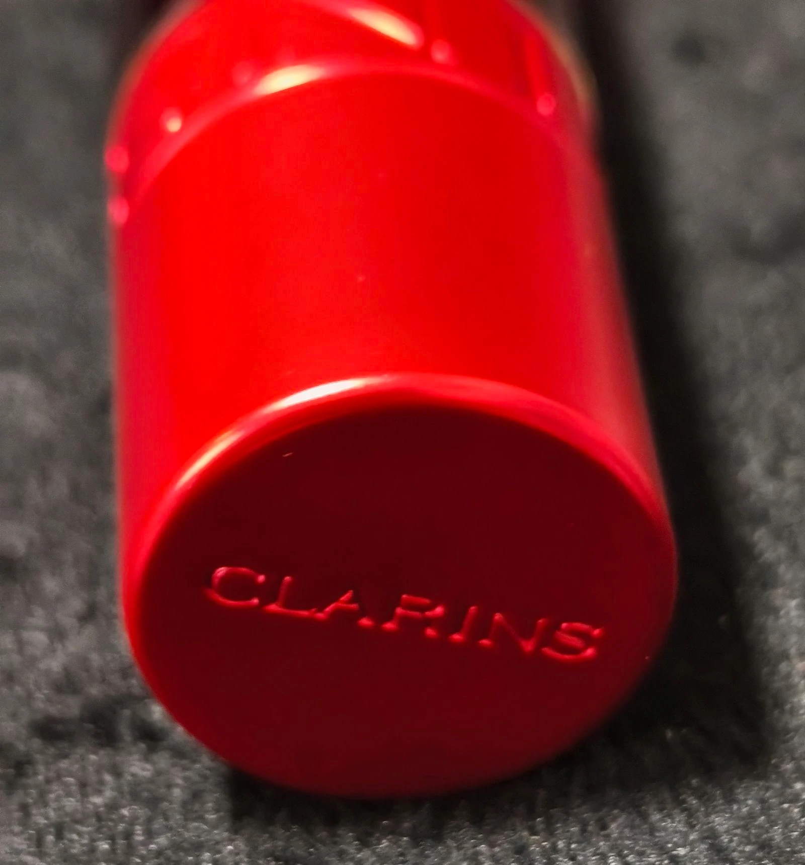 Neceser com batom da Clarins e cremes. – photo 13